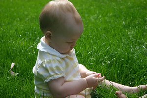 Tu hijo de 8 meses disfruta de ver cómo funcionan los objetos.