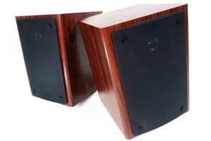 Conecta un subwoofer al conector de salida de audio izquierdo de la TV para tener mejores bajos.