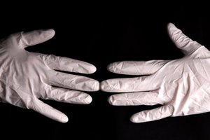 Trata las cutículas agrietadas y la piel seca y cuarteada con una crema hidratante.
