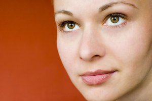 Neutrogena Ageless Essentials crema de hidratación continua para ojos puede usarse bajo el maquillaje.