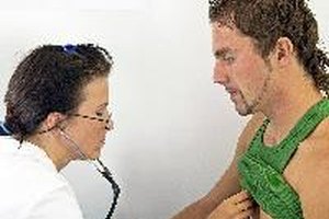 Una deficiencia de vitamina B-12 puede resultar en una variedad de efectos adversos.