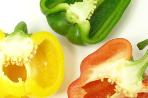 La vitamina C que se encuentra en los pimientos morrones nutre la piel y el cabello.
