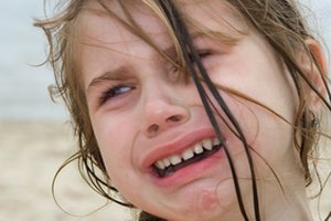 Los niños que no saben cómo manejar los sentimientos pueden mostrar comportamientos desafiantes.