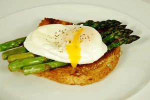 Huevos escalfados como un plato elegante de almuerzo.