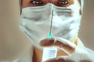 El enfermero quirúrgico administra los medicamentos.