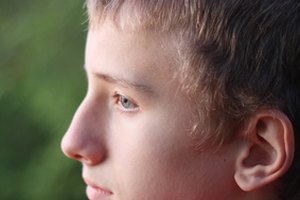 La pérdida de cabello puede presentarse en adolescentes.
