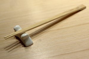 Usar palillos chinos hace que comas más despacio y permite al estómago sentirse lleno más rápido.