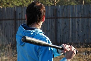 Una bola que golpea un bate de aluminio abandona el bate a una velocidad significativamente más rápida que una bola que es golpeada por un bate de madera.