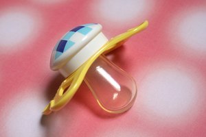 Ya sea que esté hecho de látex o de silicona, los chupones pueden satisfacer las necesidades de chupar de tu bebé.
