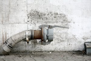 El plomo fundido es utilizado a menudo en la construcción de tuberías que suministran el agua potable a los hogares.