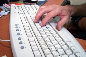 El uso del teclado es una de las muchas causas de la tendinitis en la mano.