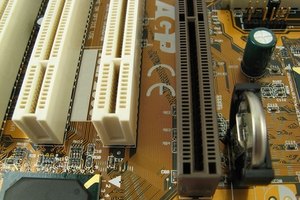 Ranura PCI (blanca) y ranura ISA (marrón) en el interior de una computadora.