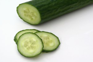 El simple pepino es un rápido remedio para los ojos hinchados.