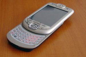 Este PDA cuenta con un completo teclado y una amplia pantalla LCD.