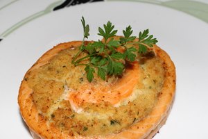 El salmón es una opción de pescado que contiene grasas saludables.