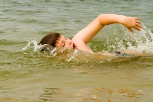 El crol frontal es una popular técnica de natación.