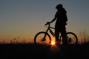 El ciclismo es una actividad aeróbica de bajo impacto, pero puede ser muy dolorosa si padeces artritis en la rodilla.
