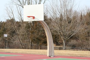 Una red de cadenas es mejor para las canchas de baloncesto al aire libre.