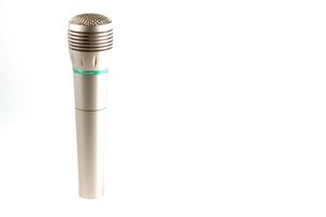 Los micrófonos inalámbricos deben compartir las ondas de aire con otros dispositivos VHF y UHF.