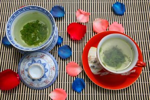 Los taninos en el té verde pueden ayudar a reducir la hinchazón alrededor de los ojos.