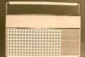 Se puede restaurar y disfrutar de un radio transistor antiguo.