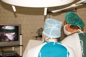 Las imágenes con ultrasonido ayudan a los cirujanos a llegar a áreas difíciles de forma efectiva.