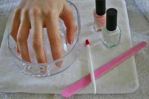 Pruebe remojar las uñas con jugo de limón para blanquear las uñas.