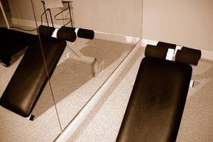 Un banco para abdominales.