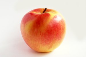 Una manzana pequeña proporciona una porción equivalente a una taza de fruta.