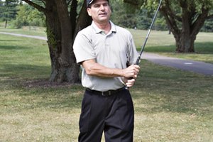 Una postura abierta permitirá al golfista tener un buen giro de caderas cuando realiza el balanceo.