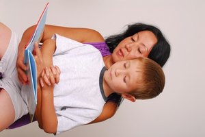 Leer con tu hijo mejora su velocidad y comprensión de lectura.