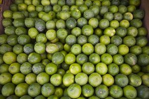 Las limas son excelente fuente de vitamina C como ácido ascórbico.