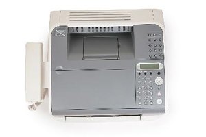 Cómo colocar papel en una máquina de fax.
