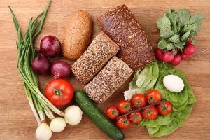 Come alimentos saludables y bajos en azúcar.
