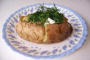 La nata añade más calorías y grasas saturadas a una papa al horno.