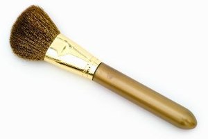 Usa un pincel de maquillaje antibacterial para no irritar tu piel.