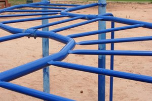 Puedes utilizar el equipo del campo para niños para entrenar al aire libre.