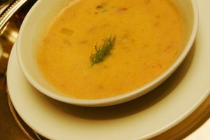 La sopa de puerros y papa puede ser un alimento o un aperitivo muy saludable.