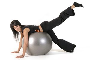 Fortalece tu espalda baja con la popular pelota estabilizadora.