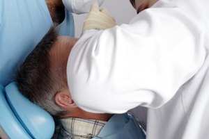 La colocación de una corona dental y la reconstrucción de toda la boca requieren de múltiples visitas al dentista.
