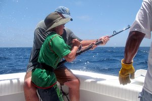 Las mejores líneas de pesca para agua salada ofrecen resistencia y versatilidad.