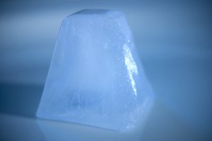 Enfriar tu piel con hielo antes de depilar tus cejas puede ayudar a reducir el dolor.
