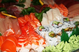 El pescado crudo está entre los alimentos que las mujeres embarazadas deben evitar.