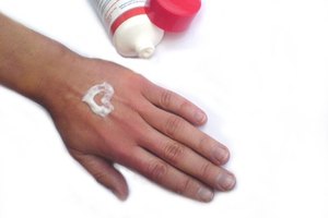 Busca una crema blanqueadora que ayude a aclarar tu piel.