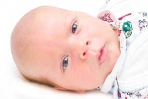 Los ojos de los recién nacidos caucásicos a menudo aparecen de color azul.