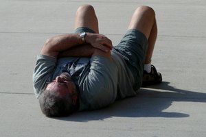 Comienza la torsión de yoga arraigando tu espalda.