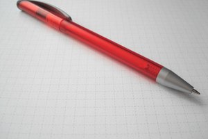 Puedes elegir ver o ocultar los cambios de edición en un documento de Microsoft Word.