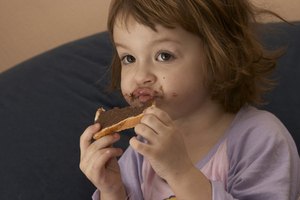 El chocolate negro puede ser parte de la dieta de un niño si es moderado.