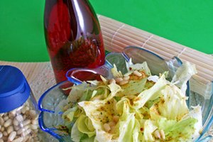 El vinagre contiene ácido acético entre sus ingredientes.