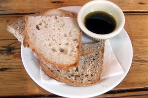 El vinagre balsámico se puede servir con verduras, panes o en ensalada.